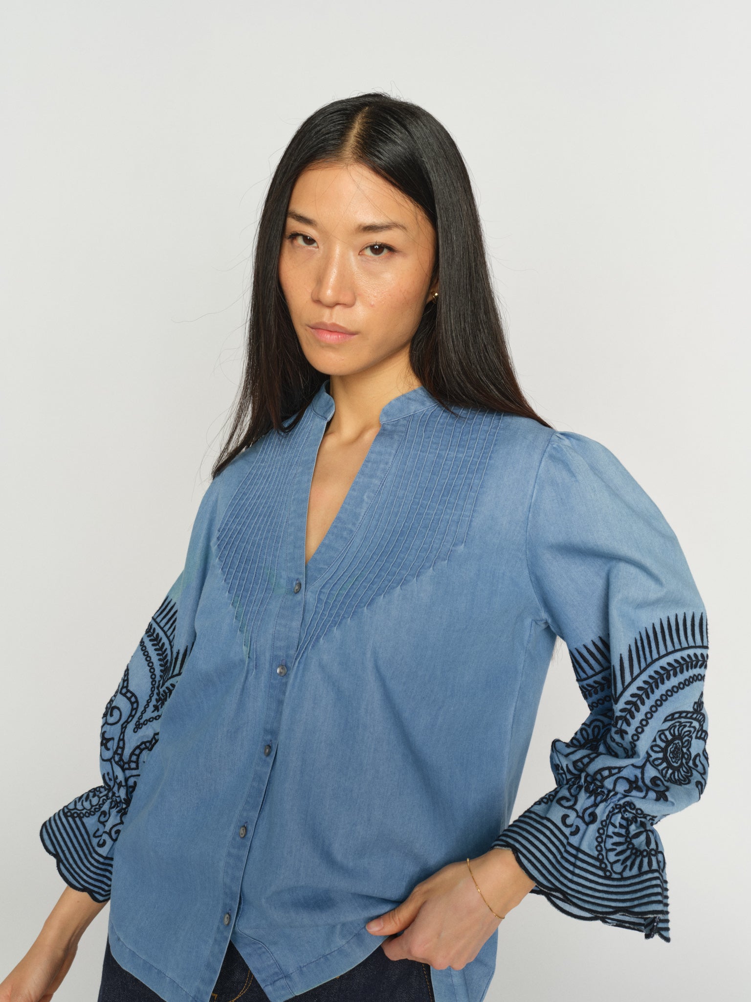 https://mosmosh.com/cdn/shop/files/178190406MMStominEmbShirtLightBlue-170120447MMTinoChinoJeansDarkBlue_1.jpg