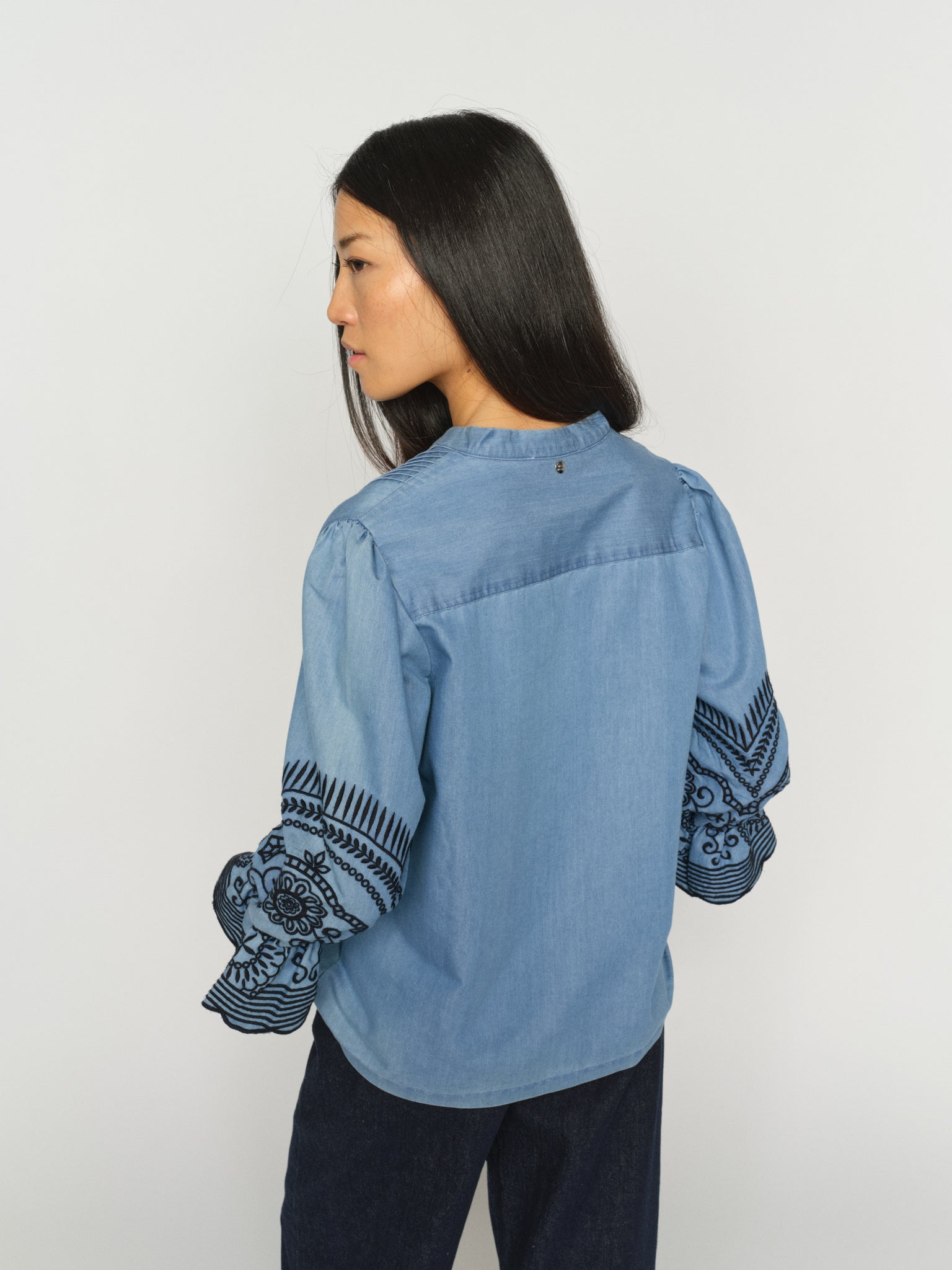 https://mosmosh.com/cdn/shop/files/178190406MMStominEmbShirtLightBlue-170120447MMTinoChinoJeansDarkBlue_2.jpg