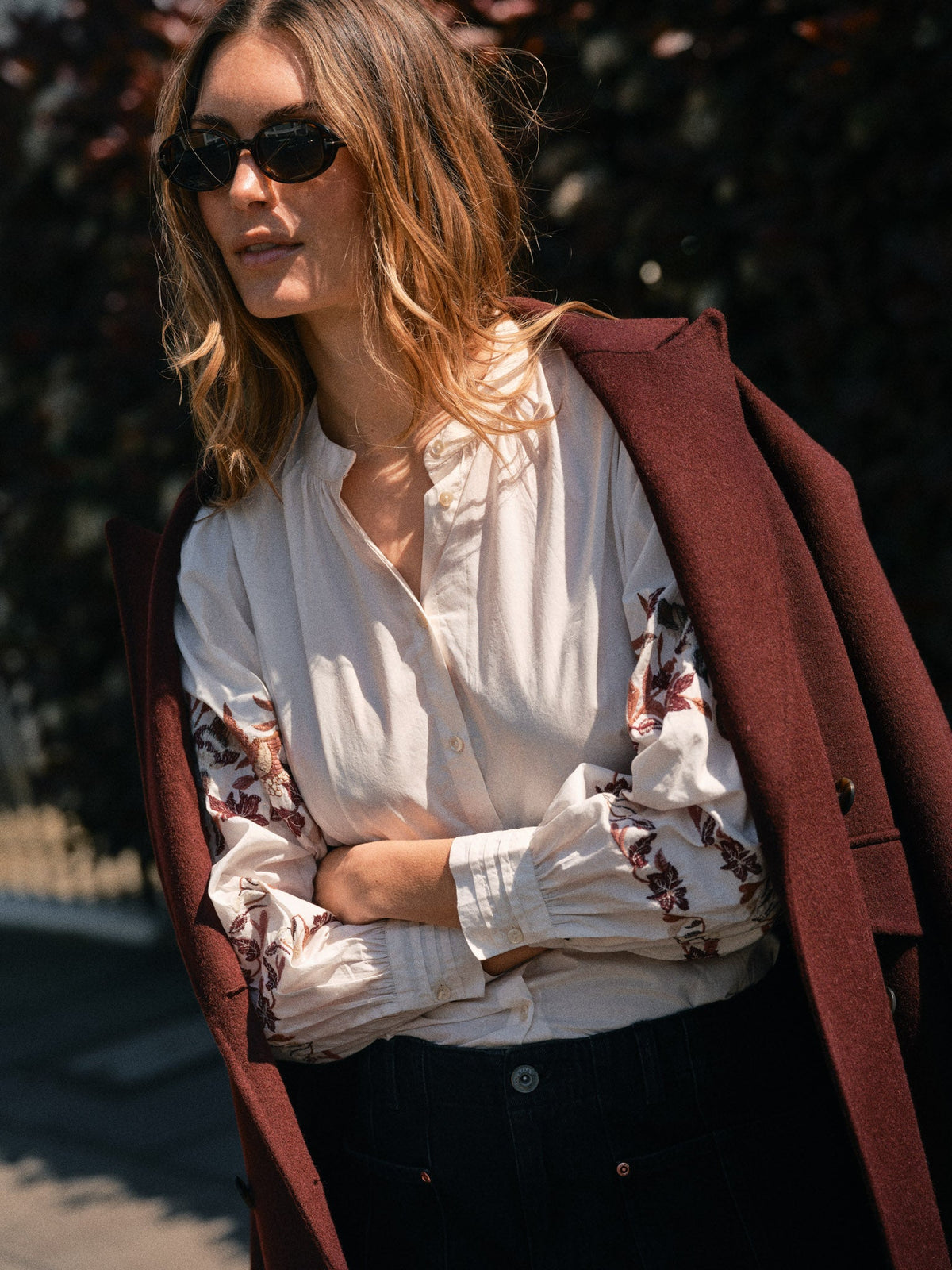 https://cdn.shopify.com/s/files/1/0318/4253/3515/files/181410278MMAlvaLoisaCoatPortRoyale-181080180MMNottoEmbroidShirtEcru-182640850MMRosyGalleonJeansGrey_3.jpg?v=1781689819