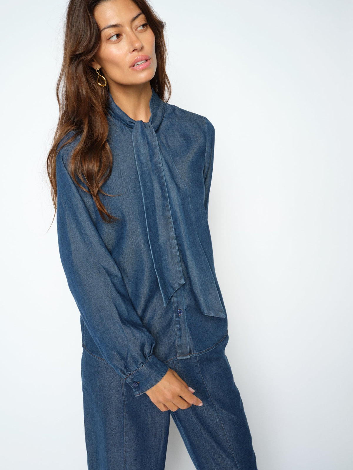 https://cdn.shopify.com/s/files/1/0318/4253/3515/files/181860447MMPalomaLioShirtDarkBlue-183430447MMLeyaLioPantDarkBlue_1.jpg?v=1781684232