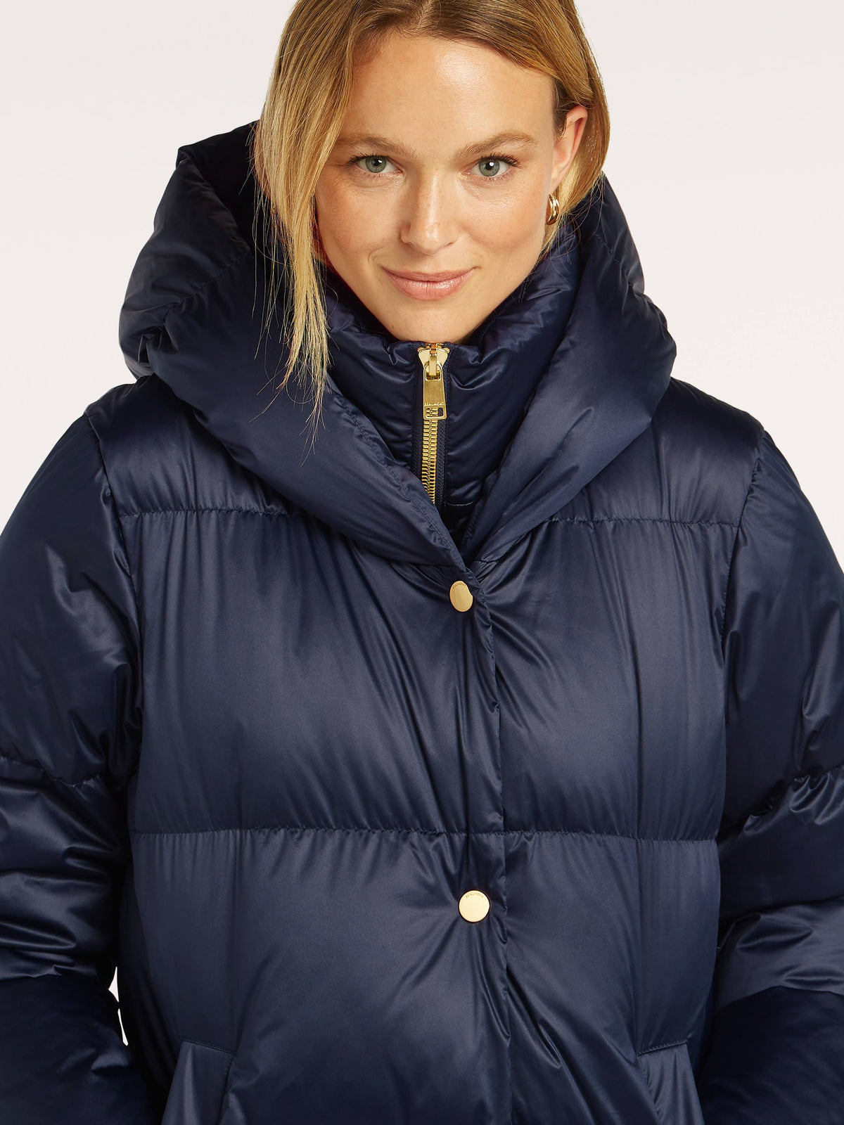 https://cdn.shopify.com/s/files/1/0568/3983/1689/files/MATHIElongcoat_5980_BM_D1.jpg?v=1788446059