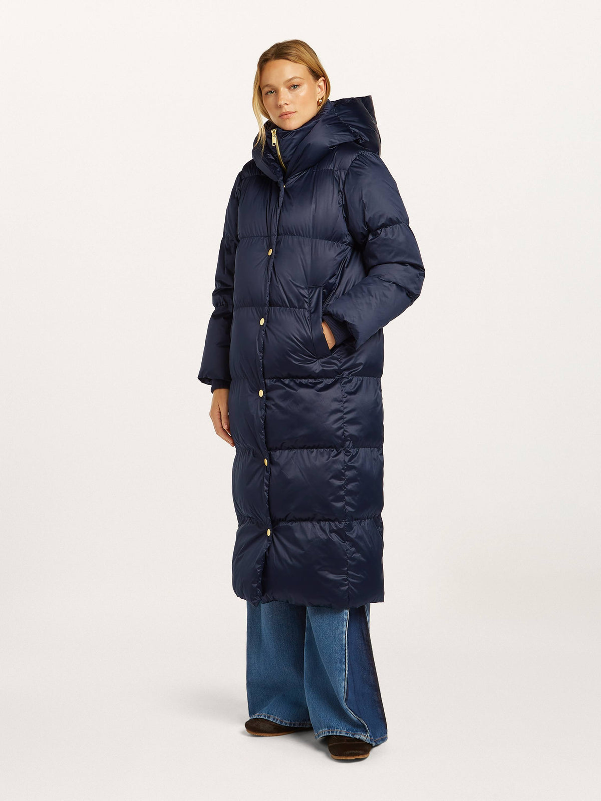 https://cdn.shopify.com/s/files/1/0568/3983/1689/files/MATHIElongcoat_5980_BM_S1.jpg?v=1788446058