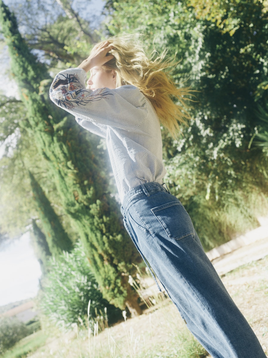 https://app.syncspider.com/uploads/custom_csv/source/22265035/images/MOS-MOSH_spring_summer_2026_medium_177980%20845%20MMCiu%20Oxfo%20Shirt%20Crown%20Blue%20-%20178590%20406%20MMDagny%20Pleat%20Jeans%20Light%20Blue_3.jpg