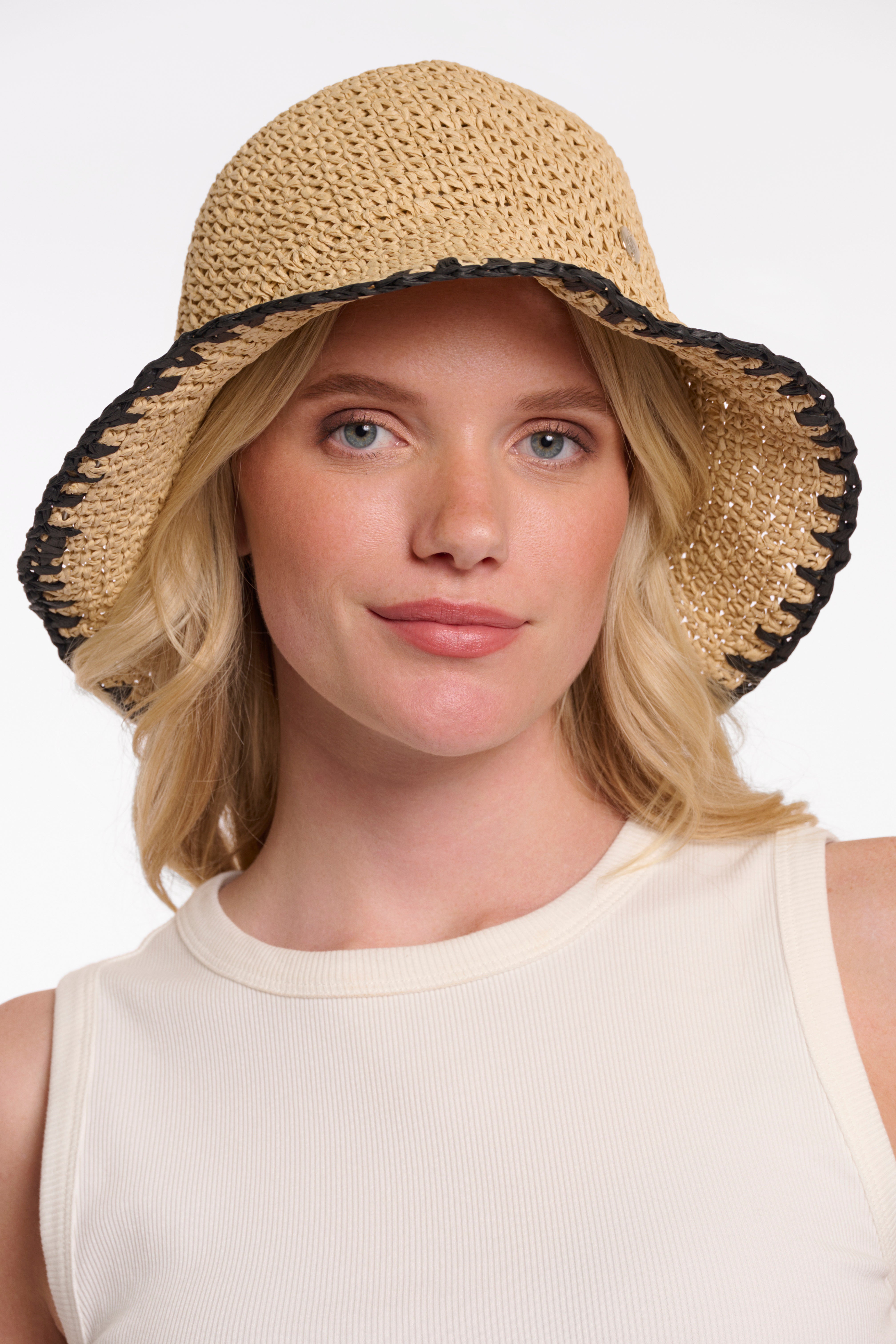 https://images.leder-international.becosoft.net/articles/Milow.7002621_Beige-Black_01.jpg