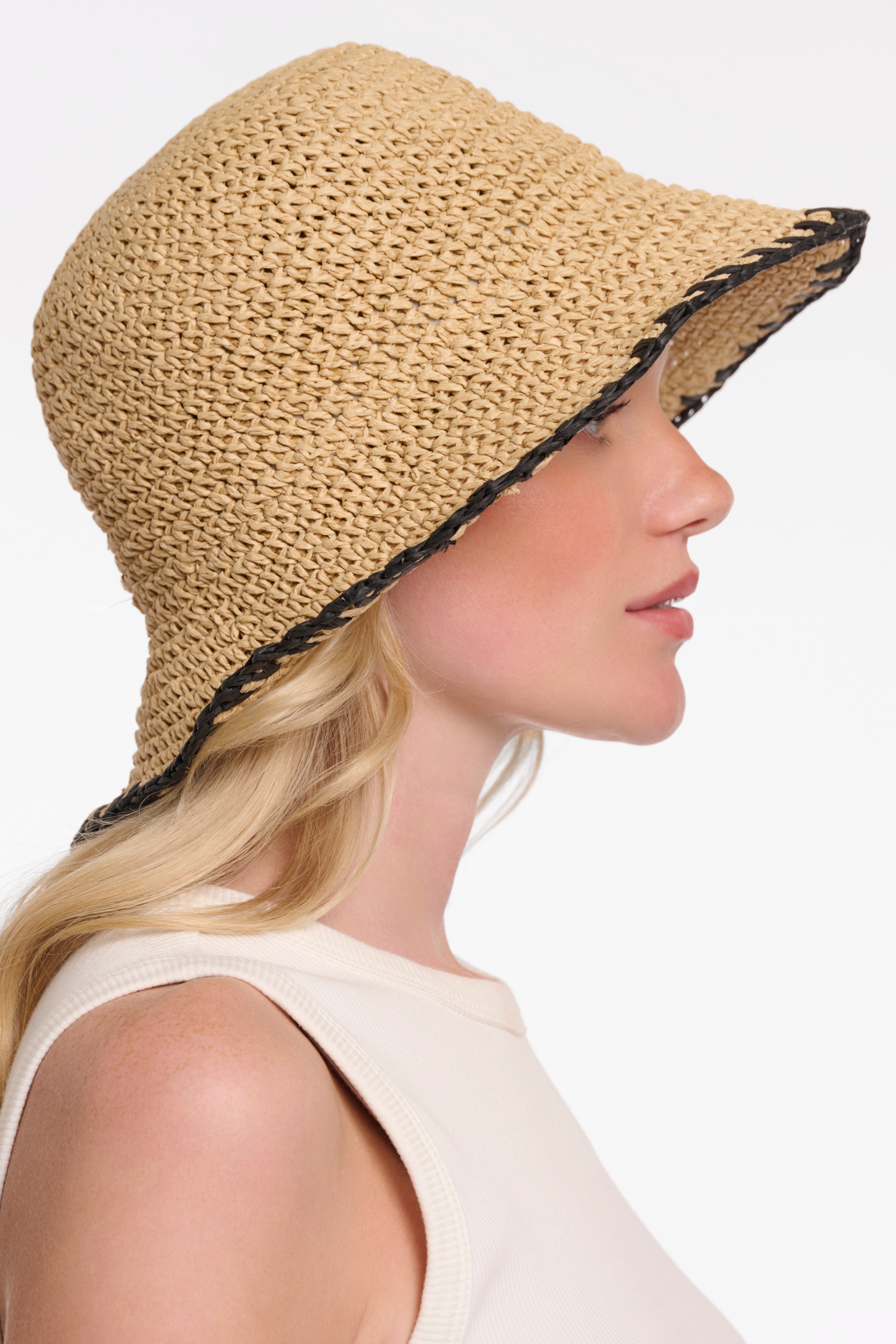 https://images.leder-international.becosoft.net/articles/Milow.7002621_Beige-Black_02.jpg