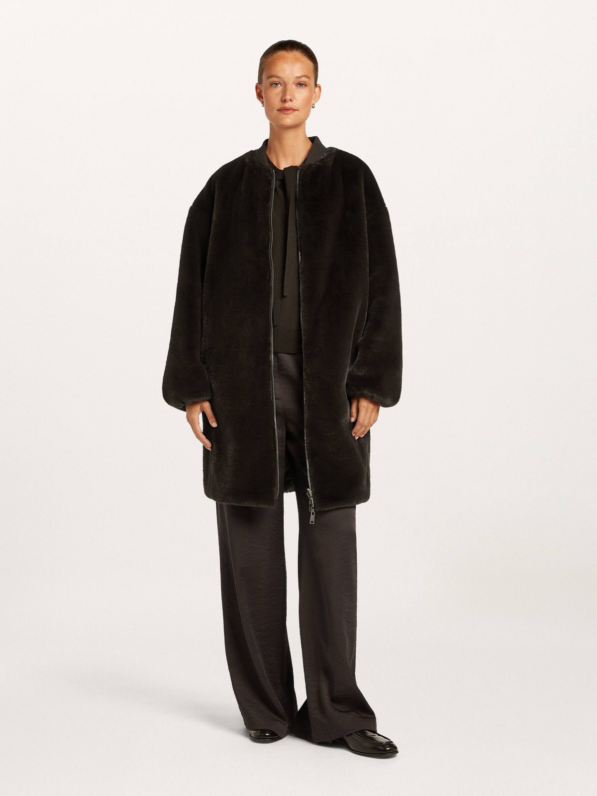 https://cdn.shopify.com/s/files/1/0568/3983/1689/files/SAVANNA_coat_2980_BM_F1.jpg?v=1788445958