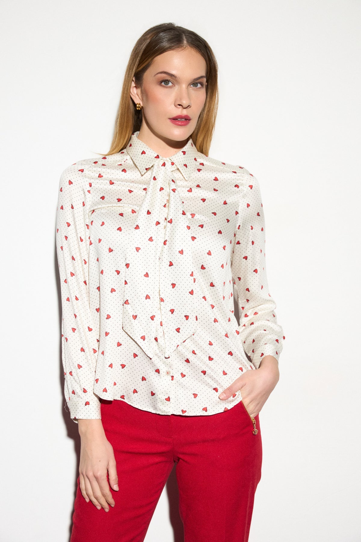 https://cdn.shopify.com/s/files/1/0368/5521/8235/files/aw26-tinta-melisse-off-white.jpg?v=1787075386