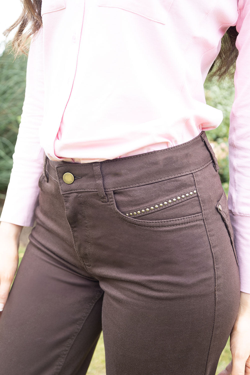 https://cdn.shopify.com/s/files/1/0368/5521/8235/files/olives-no2moro-aw26-napoli-brown-denim-07.jpg