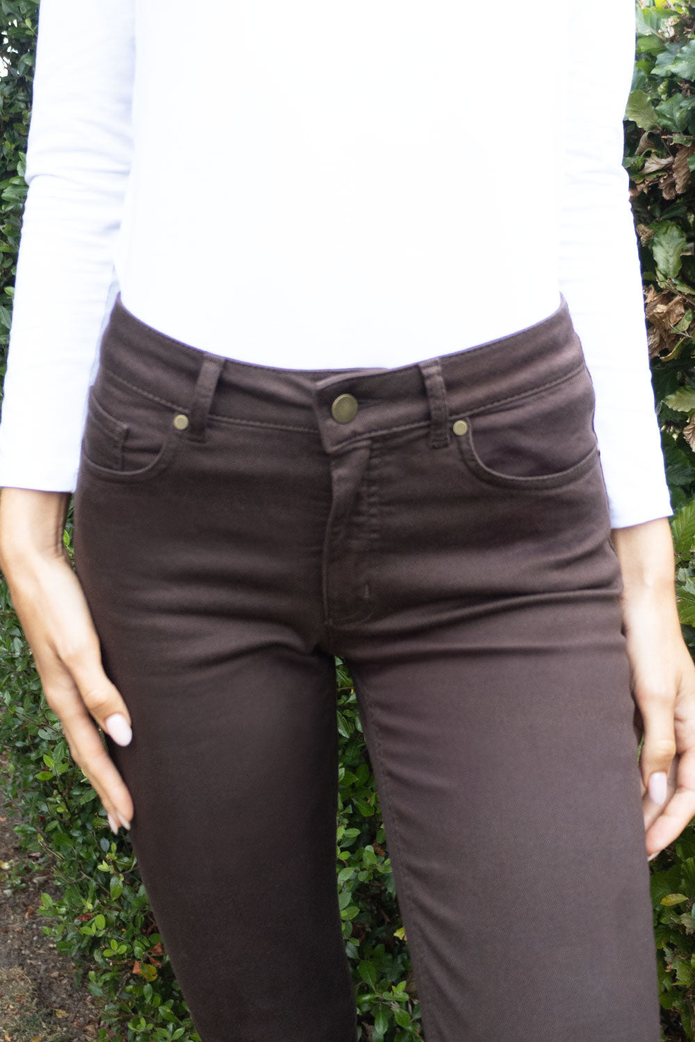 https://cdn.shopify.com/s/files/1/0368/5521/8235/files/olives-no2moro-aw26-sophie-brown-denim-03.jpg