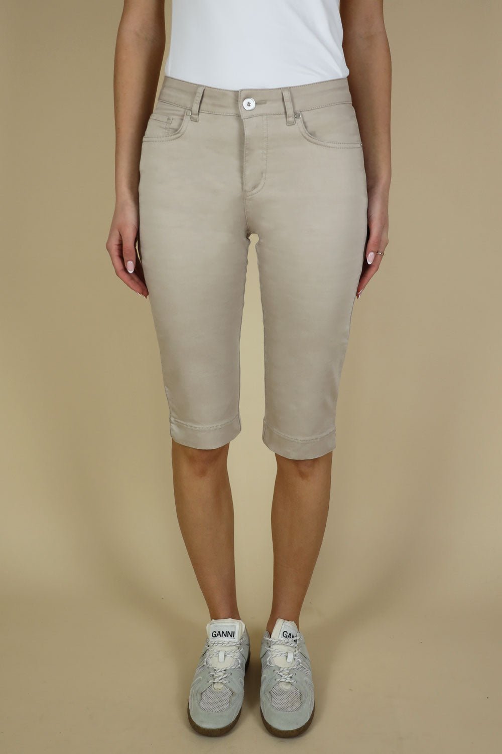 https://cdn.shopify.com/s/files/1/0582/3165/2539/files/remi-shorts-4990377.jpg