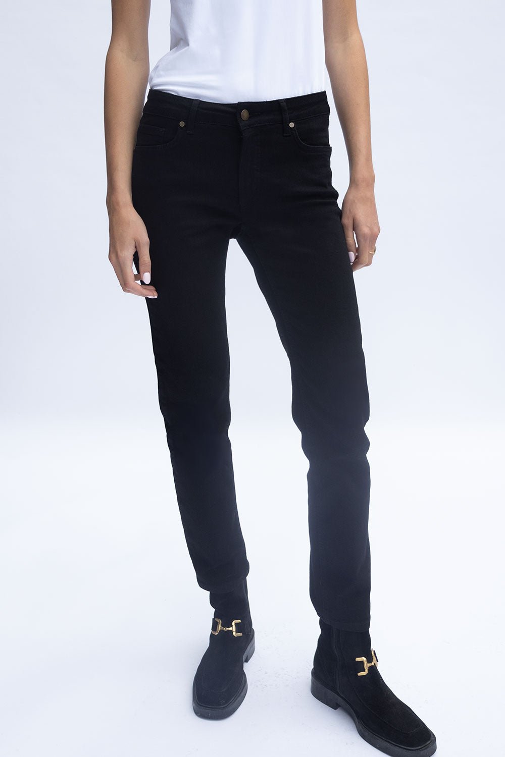 https://no2moro.com/cdn/shop/files/sophie-jean-30-leg-5253359.jpg?v=1756314263&width=1946