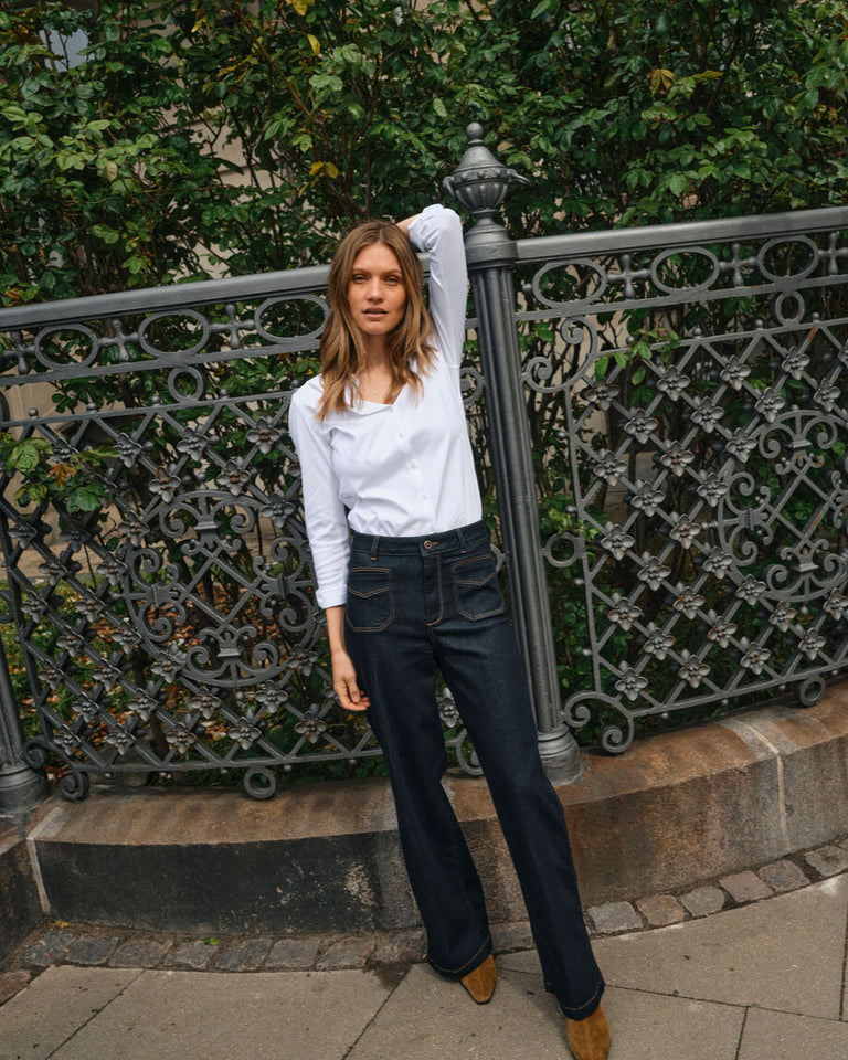 https://mosmosh.com/cdn/shop/files/131660101MMTinaJerseyShirtWhite-172370447MMColetteDeluxeJeansDarkBlue_3.jpg?crop=region&crop_height=1152&crop_left=0&crop_top=0&crop_width=922&height=960&v=1747043704&width=768