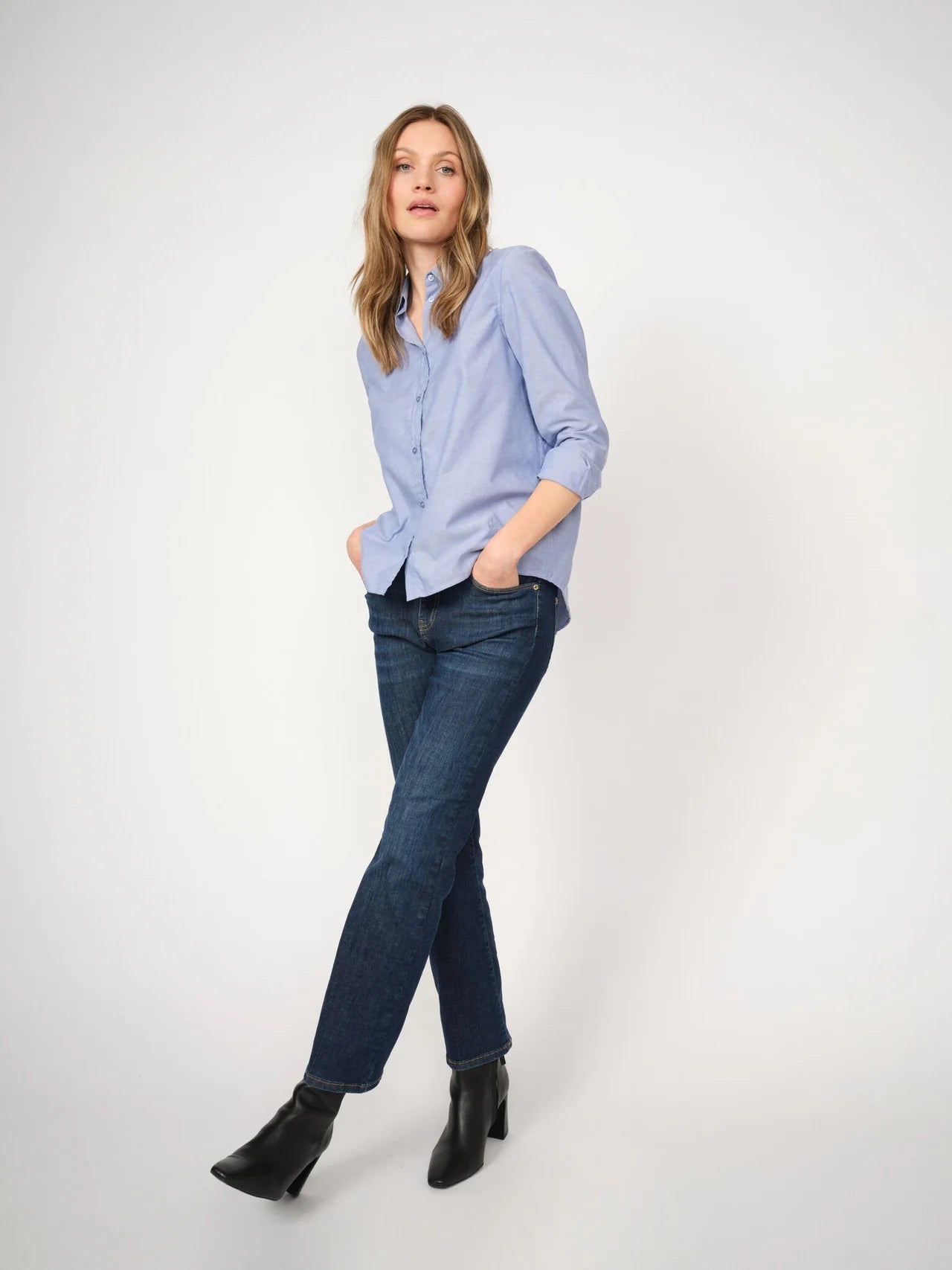 https://www.lebasement.com/cdn/shop/files/166800566MMAnicaOxfordShirtVelvetMorning-137100410MMCeciliaCoverJeansBlueDenim_1.webp?v=1765478525&width=1280