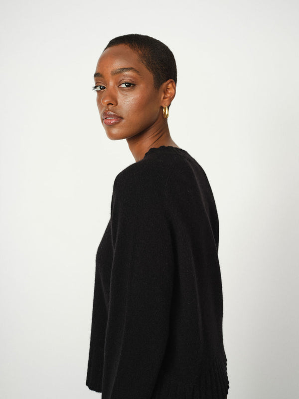 https://mosmosh.com/cdn/shop/files/173130801MMZariCashmereCrewneckKnitBlack-166670160MMLeyaMileyPantDelicioso_1.jpg?crop=region&crop_height=2048&crop_left=0&crop_top=0&crop_width=1536&height=1365&v=1755688325&width=1024