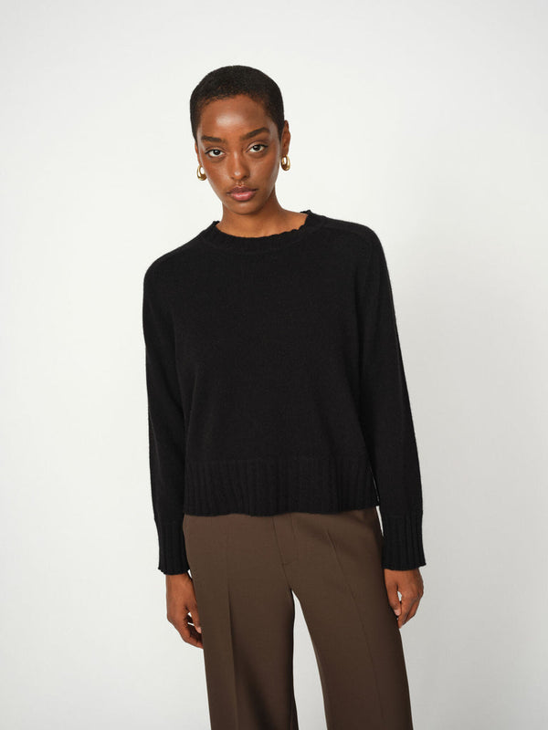 https://mosmosh.com/cdn/shop/files/173130801MMZariCashmereCrewneckKnitBlack-166670160MMLeyaMileyPantDelicioso.jpg?crop=region&crop_height=2048&crop_left=0&crop_top=0&crop_width=1536&height=1024&v=1755688325&width=768