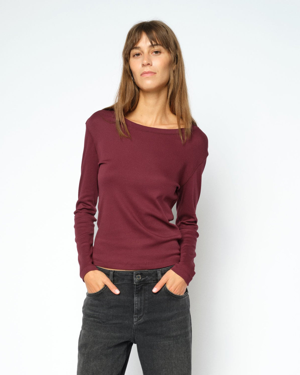 https://cdn.shopify.com/s/files/1/0318/4253/3515/files/180760278MMMaliOLSTeePortRoyale-181120861MMDaraHeraJeansDarkGrey_2.jpg?v=1786620436