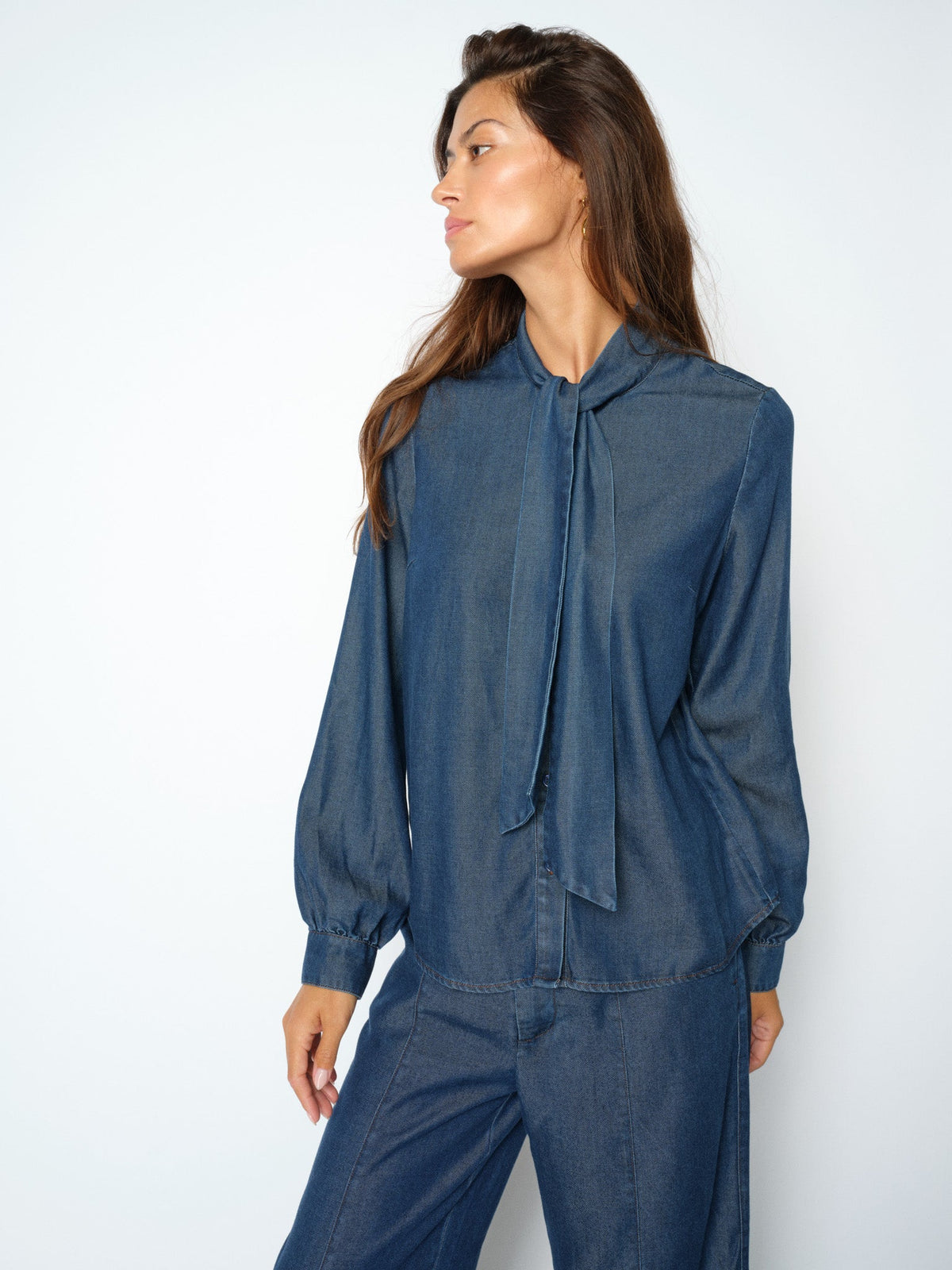 https://cdn.shopify.com/s/files/1/0318/4253/3515/files/181860447MMPalomaLioShirtDarkBlue-183430447MMLeyaLioPantDarkBlue_2.jpg?v=1781684233