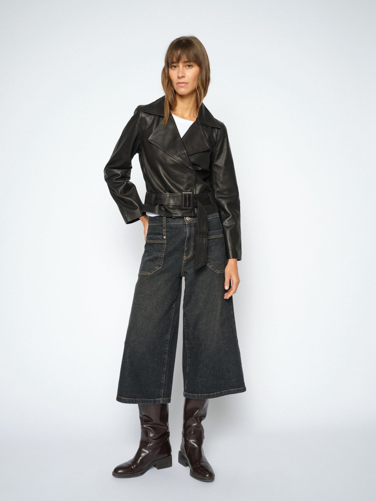 https://cdn.shopify.com/s/files/1/0318/4253/3515/files/182000801MMLascoShortLeatherJacketBlack-180760101MMMaliOLSTeeWhite-182680801MMCulotteJuventusJeansBlack_1.jpg?v=1781517900