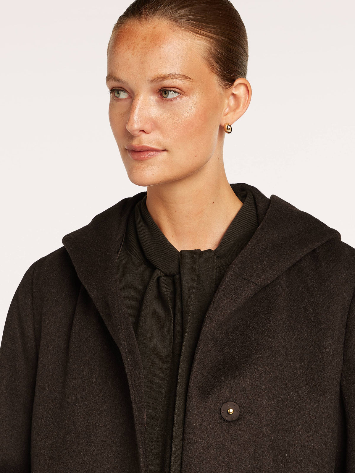 https://cdn.shopify.com/s/files/1/0568/3983/1689/files/AVIVA_coat_2980_BM_D1.jpg?v=1788441093