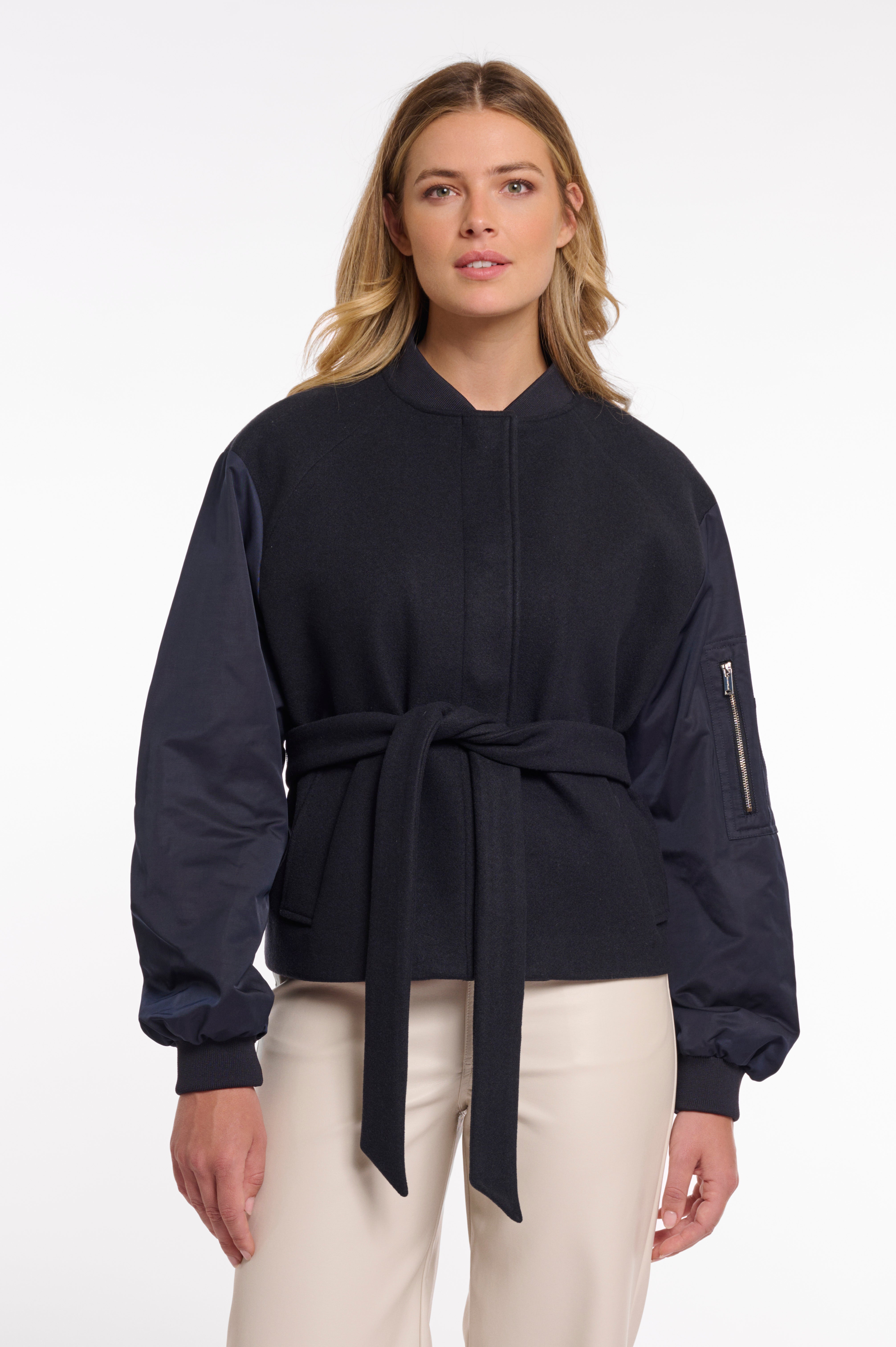 https://images.leder-international.becosoft.net/articles/Bona.7002621_Dark-Navy_01.jpg