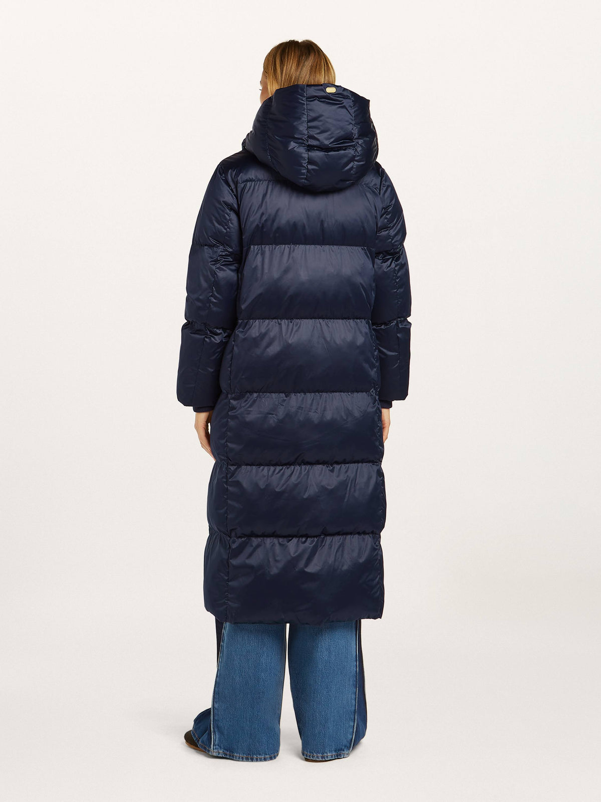 https://cdn.shopify.com/s/files/1/0568/3983/1689/files/MATHIElongcoat_5980_BM_B1.jpg?v=1788446059