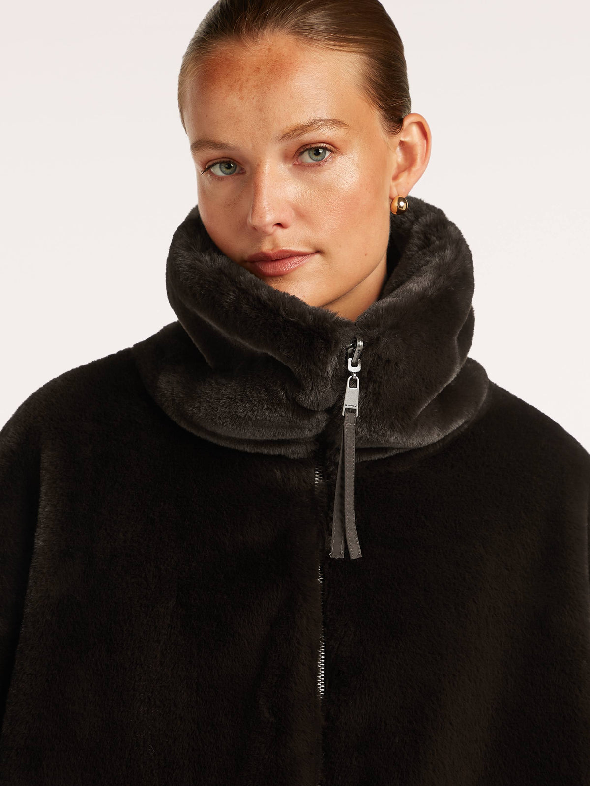 https://cdn.shopify.com/s/files/1/0568/3983/1689/files/MAXIEjacket_2980_BM_D1.jpg?v=1788950189