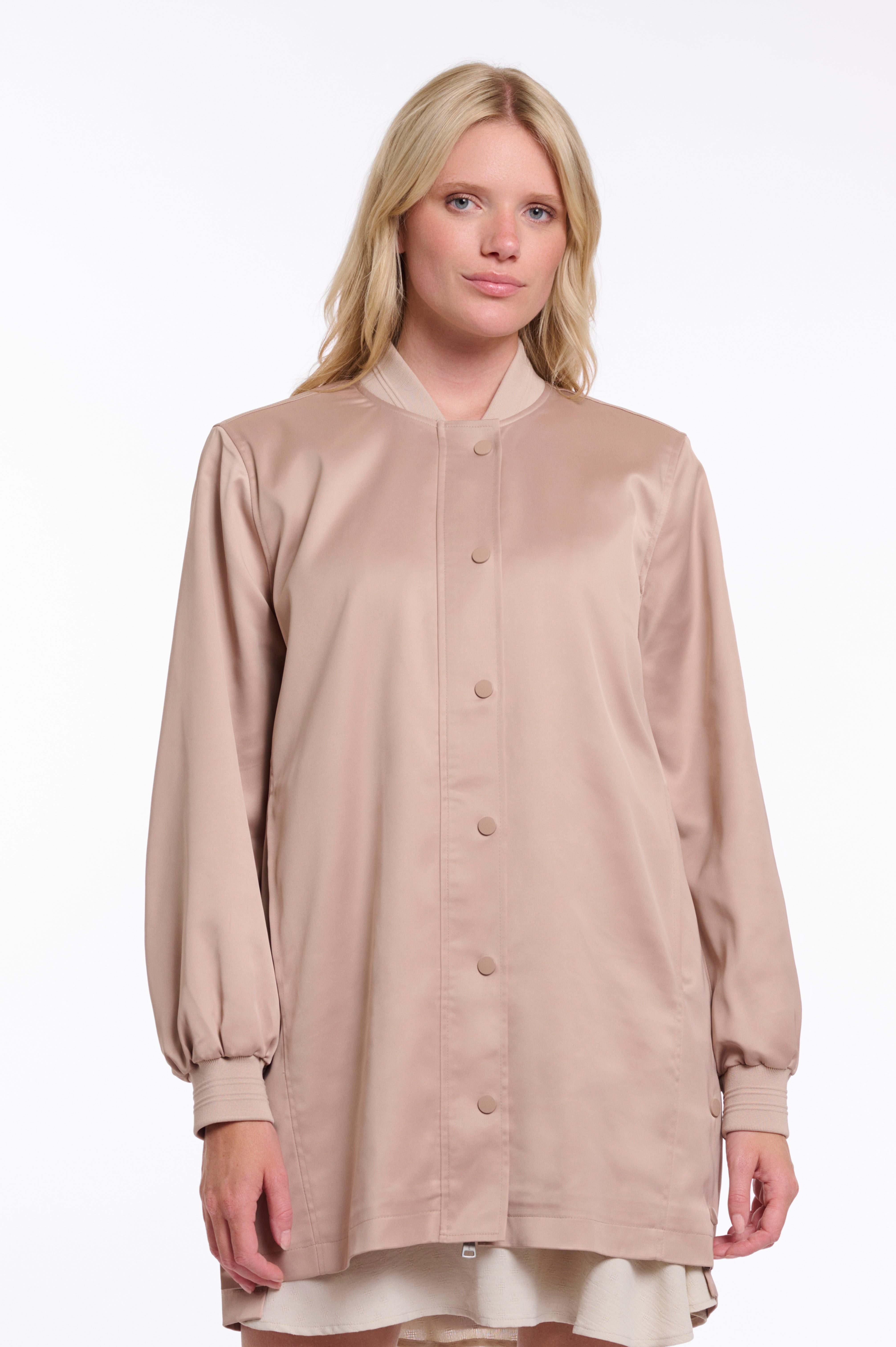 https://images.leder-international.becosoft.net/articles/Pina.7002621_Smoked-Pearl_02.jpg