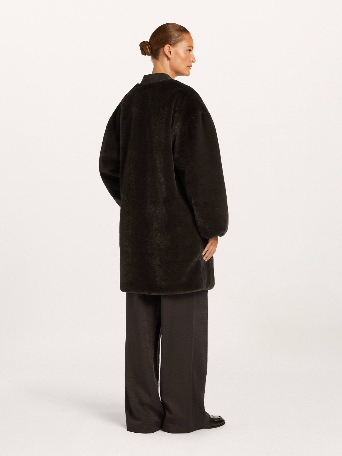 https://cdn.shopify.com/s/files/1/0568/3983/1689/files/SAVANNA_coat_2980_BM_B1.jpg?v=1788445958