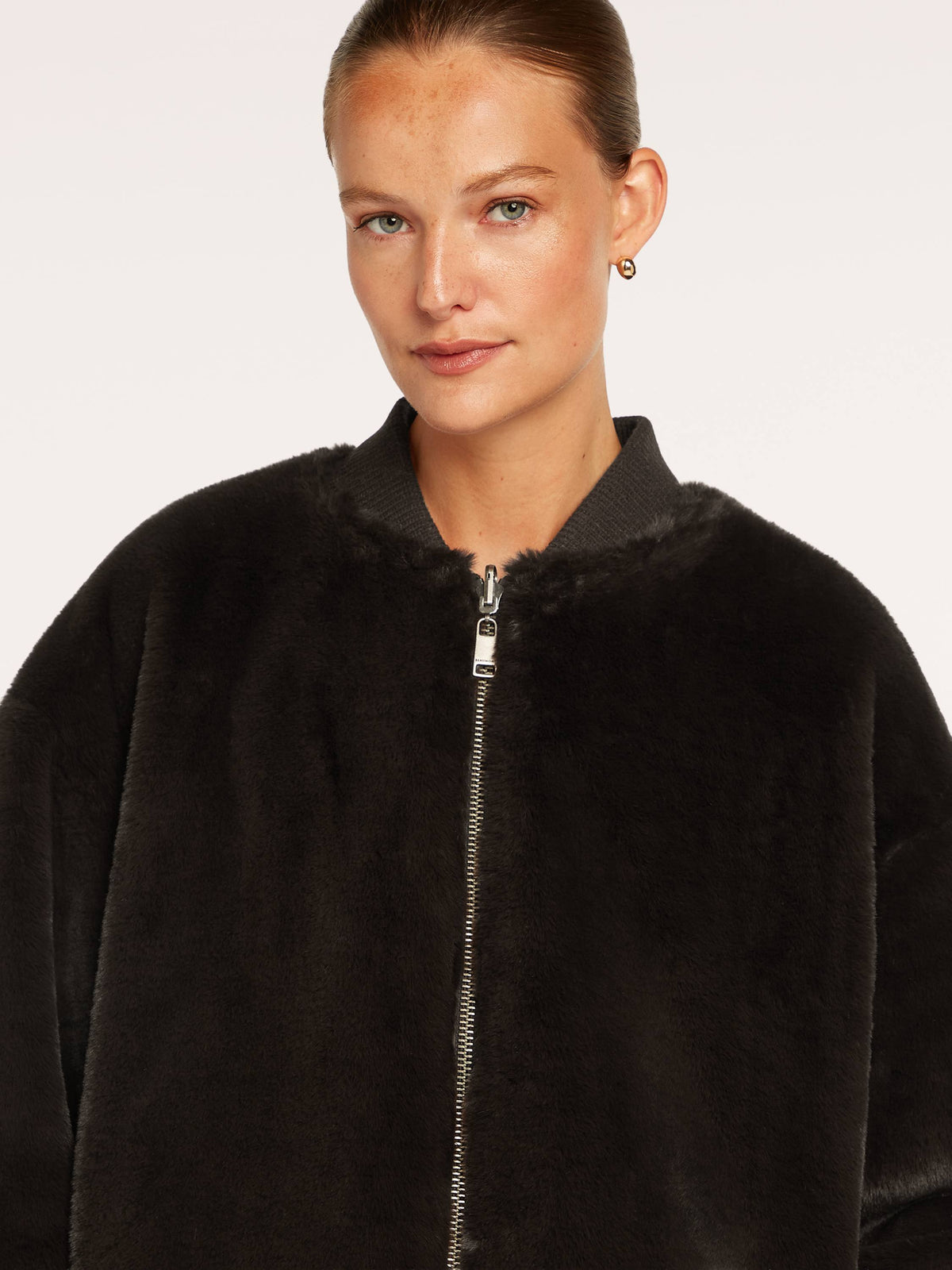 https://cdn.shopify.com/s/files/1/0568/3983/1689/files/SAVANNA_coat_2980_BM_D1.jpg?v=1788445958