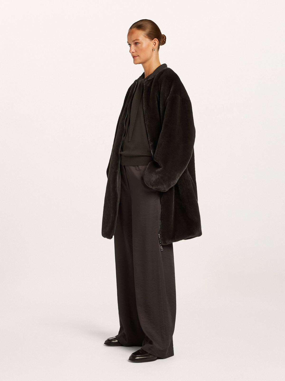 https://cdn.shopify.com/s/files/1/0568/3983/1689/files/SAVANNA_coat_2980_BM_S1.jpg?v=1788445958