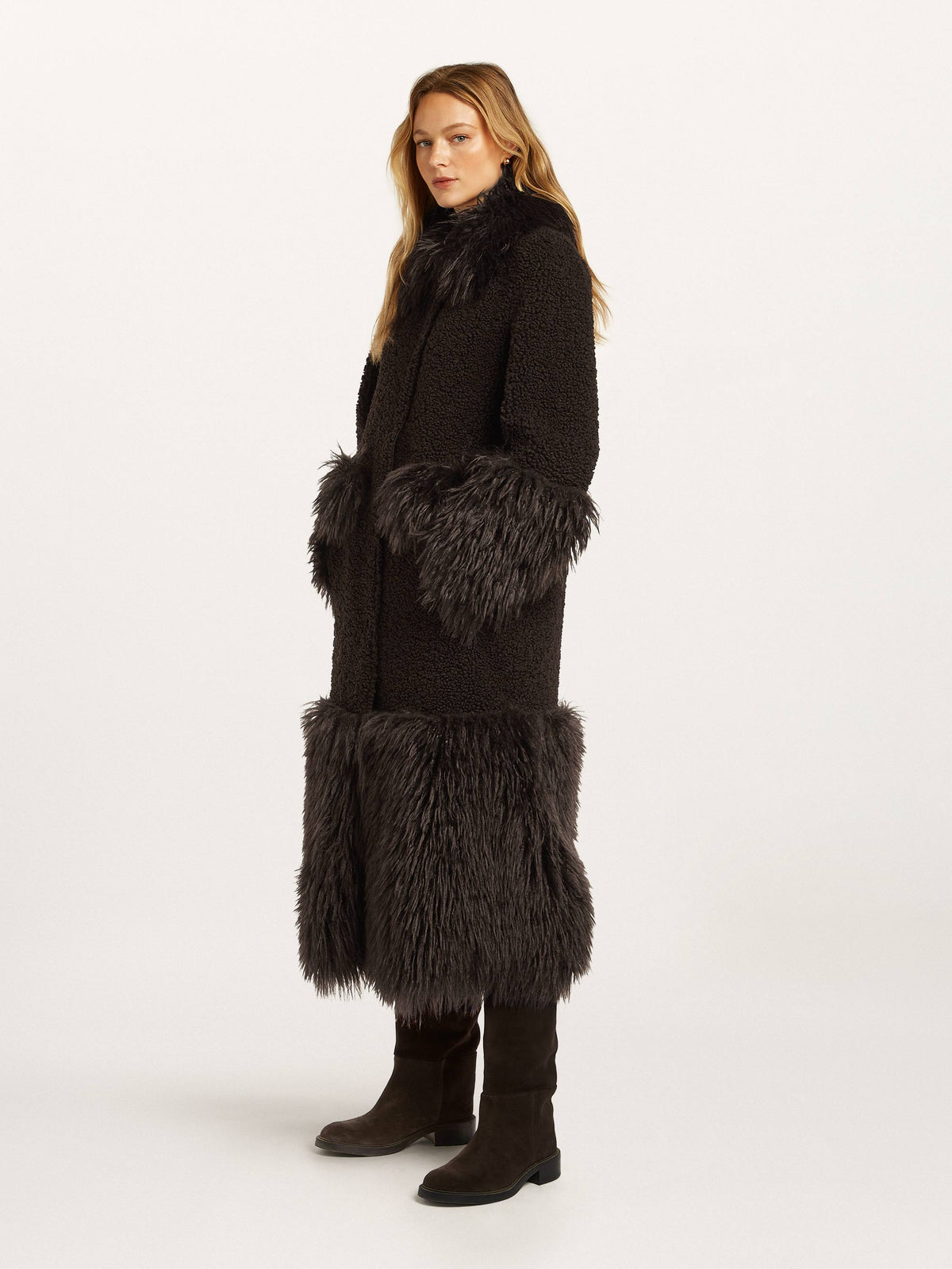 https://cdn.shopify.com/s/files/1/0568/3983/1689/files/SIENNA_long_coat_2980_BM_S1.jpg?v=1788444785