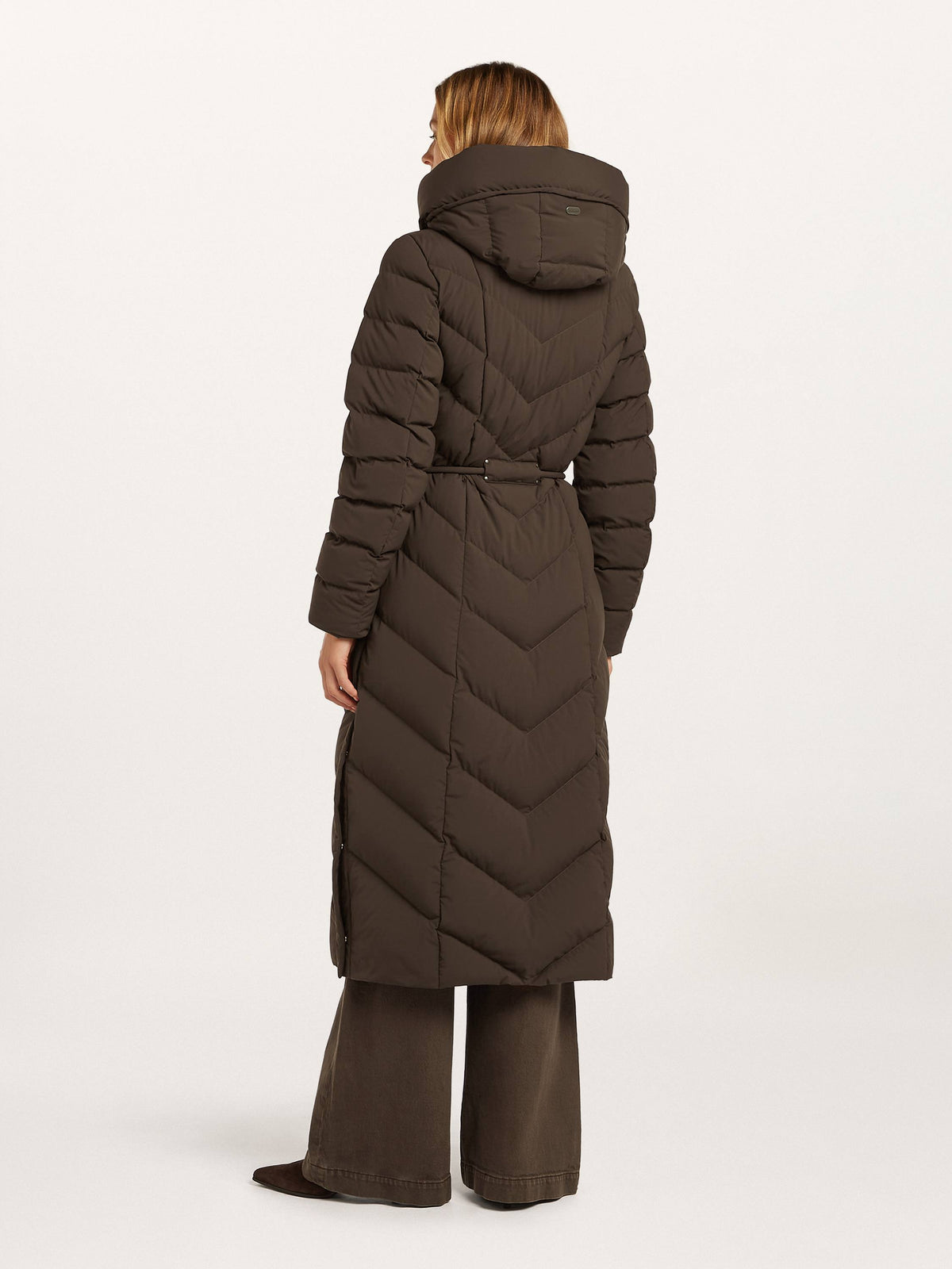 https://cdn.shopify.com/s/files/1/0568/3983/1689/files/VALEA_long_coat_2980_BM_B1.jpg?v=1788443756