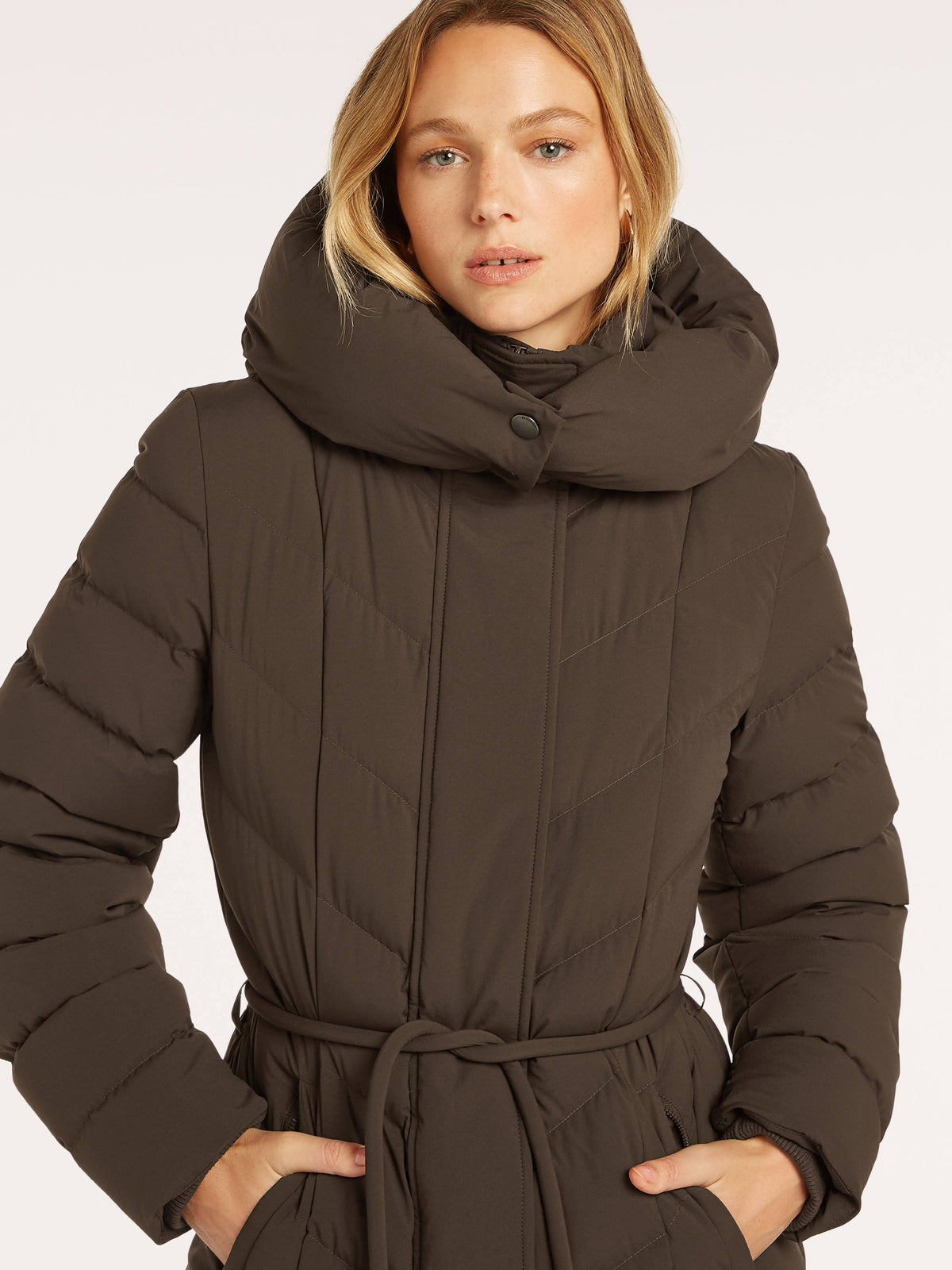 https://cdn.shopify.com/s/files/1/0568/3983/1689/files/VALEA_long_coat_2980_BM_D1.jpg?v=1788443757