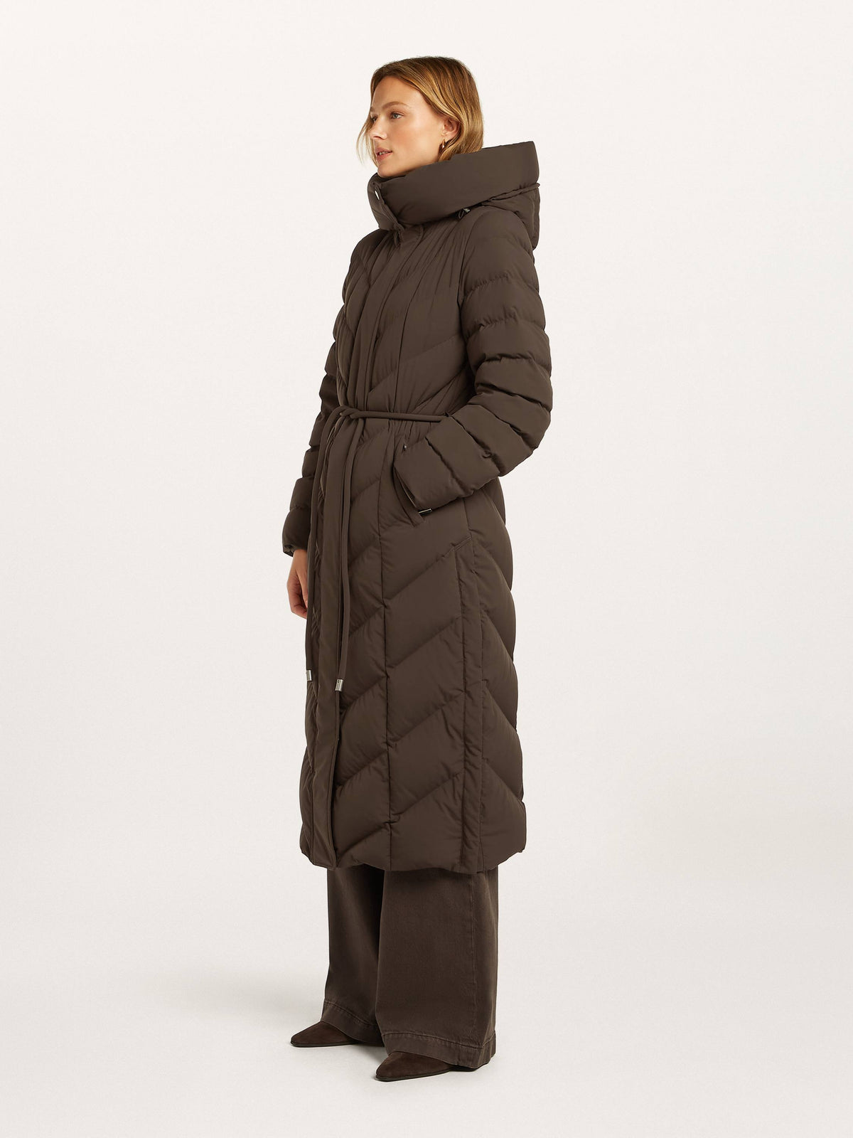 https://cdn.shopify.com/s/files/1/0568/3983/1689/files/VALEA_long_coat_2980_BM_S1.jpg?v=1788443756