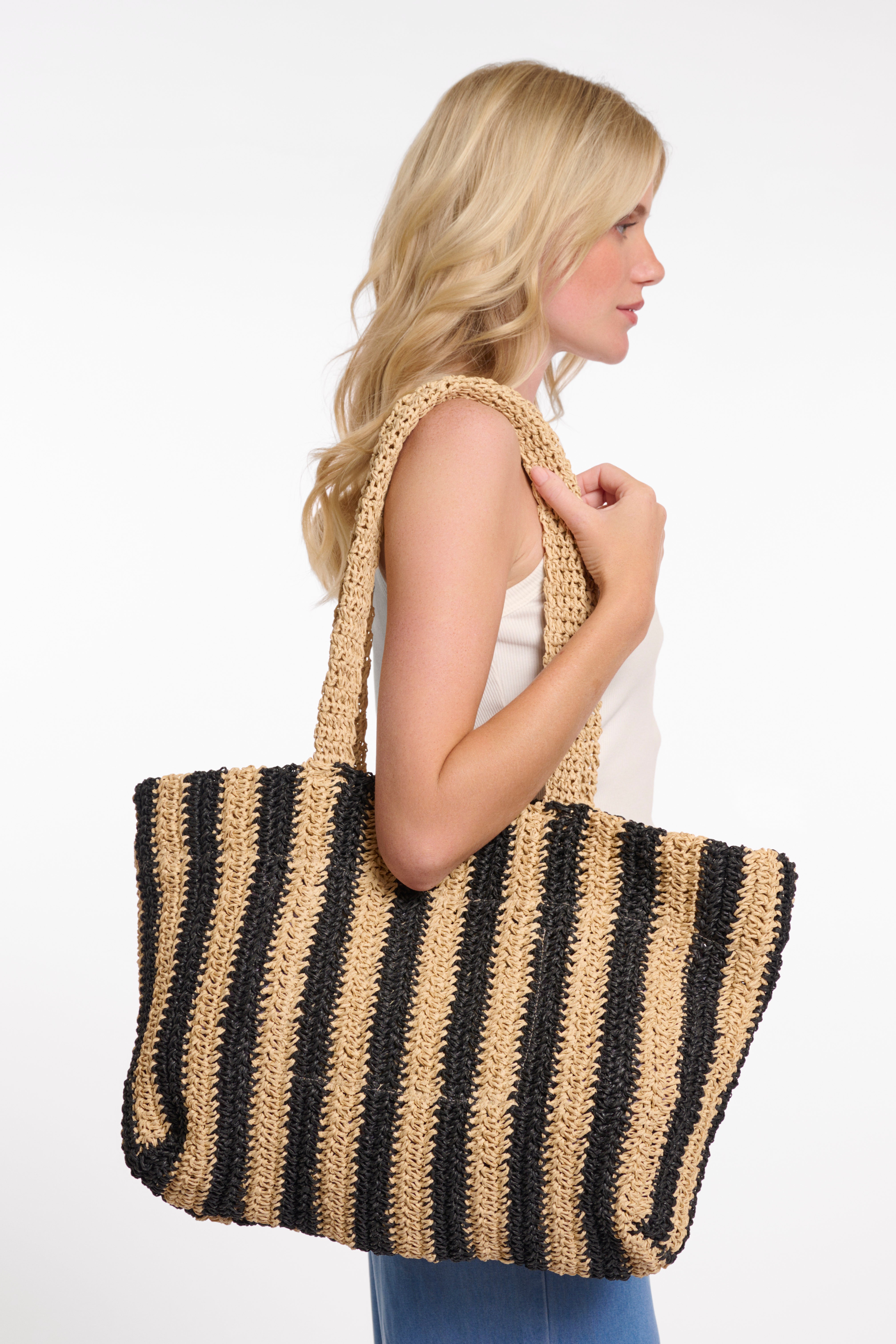 https://images.leder-international.becosoft.net/articles/Vanessa.7002621_Beige-Black_02.jpg