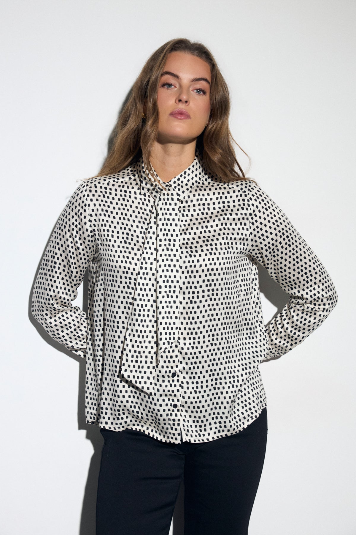 https://cdn.shopify.com/s/files/1/0368/5521/8235/files/aw26-bariloche-calatayud-black.jpg?v=1787075386