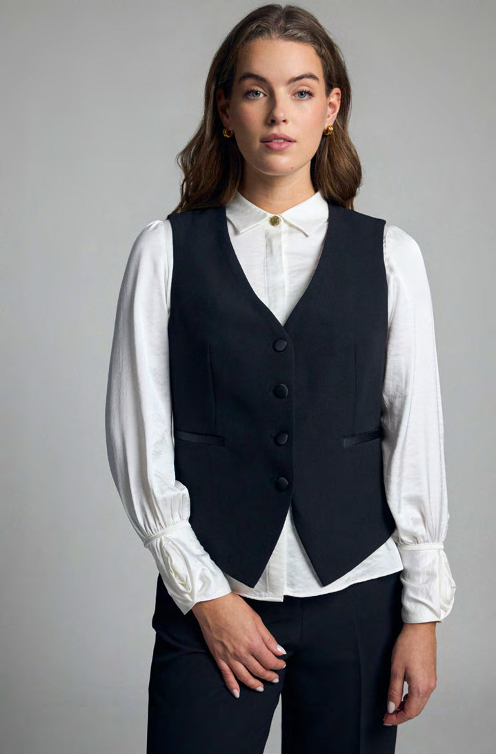 https://cdn.shopify.com/s/files/1/0368/5521/8235/files/aw26-bariloche-carcaise-off-white-styled-1.jpg?v=1787075386