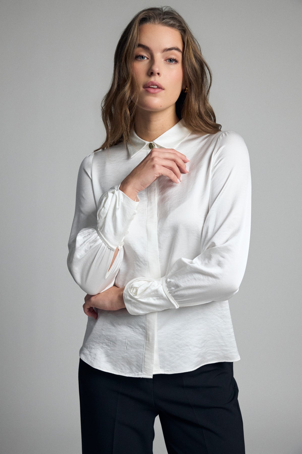 https://cdn.shopify.com/s/files/1/0368/5521/8235/files/aw26-bariloche-carcaise-off-white.jpg?v=1787075386