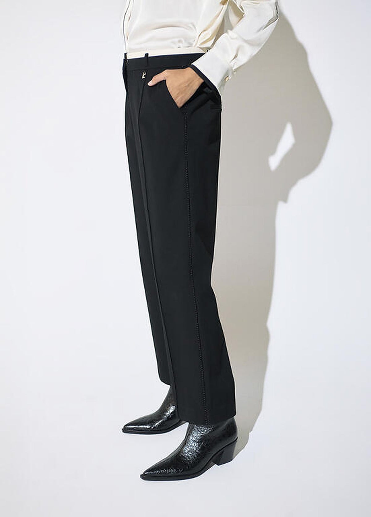 https://cdn.shopify.com/s/files/1/0368/5521/8235/files/aw26-lola-casademunt-trousers-sierra-lf2614011-02.jpg?v=1792434616