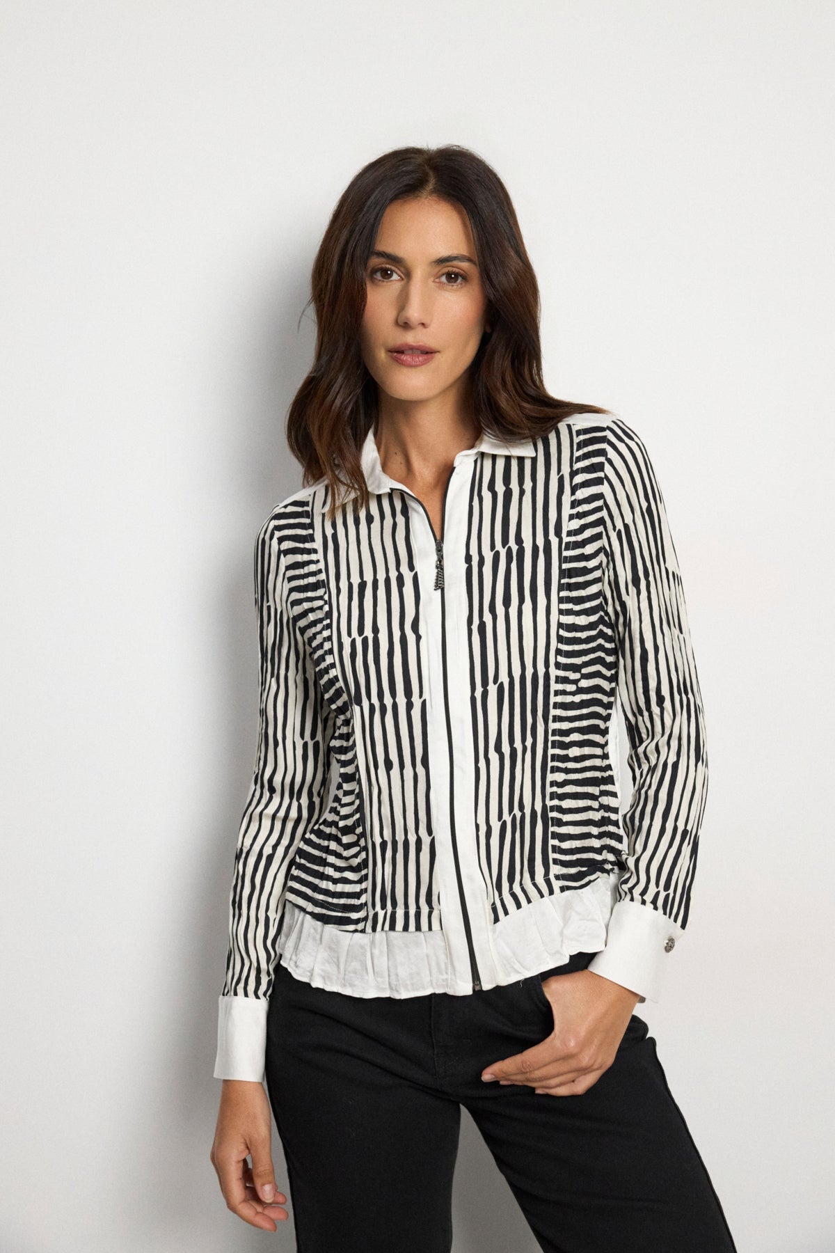 https://cdn.shopify.com/s/files/1/0368/5521/8235/files/aw26-tinta-leonila-black.jpg?v=1787075386