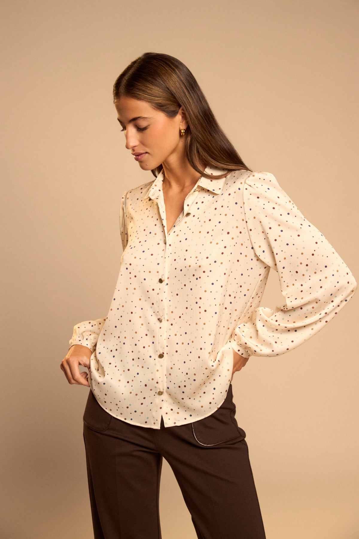https://cdn.shopify.com/s/files/1/0368/5521/8235/files/aw26-tinta-peara-brown.jpg?v=1787075386