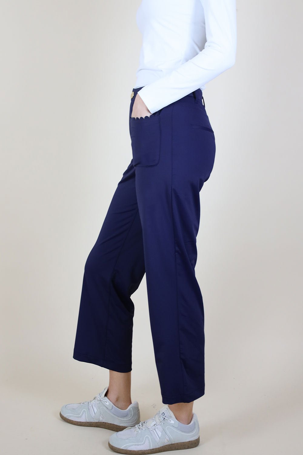 https://cdn.shopify.com/s/files/1/0582/3165/2539/files/bianca-straight-leg-scalloped-trouser-26-leg-5425894.jpg