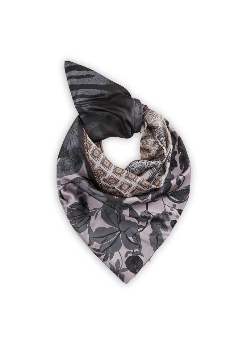 https://www.codello-b2b.com/media/98/ab/89/1736702303/damen_codello_dreieckstuch_grau_52T0035-GRY2_10.jpg?ts=1736702303