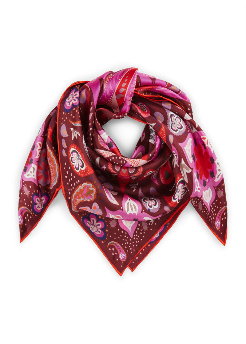 https://www.codello-b2b.com/media/fe/b0/82/1736701486/damen_codello_tuch_rot_52T0026-RED2_10.jpg?ts=1736701486