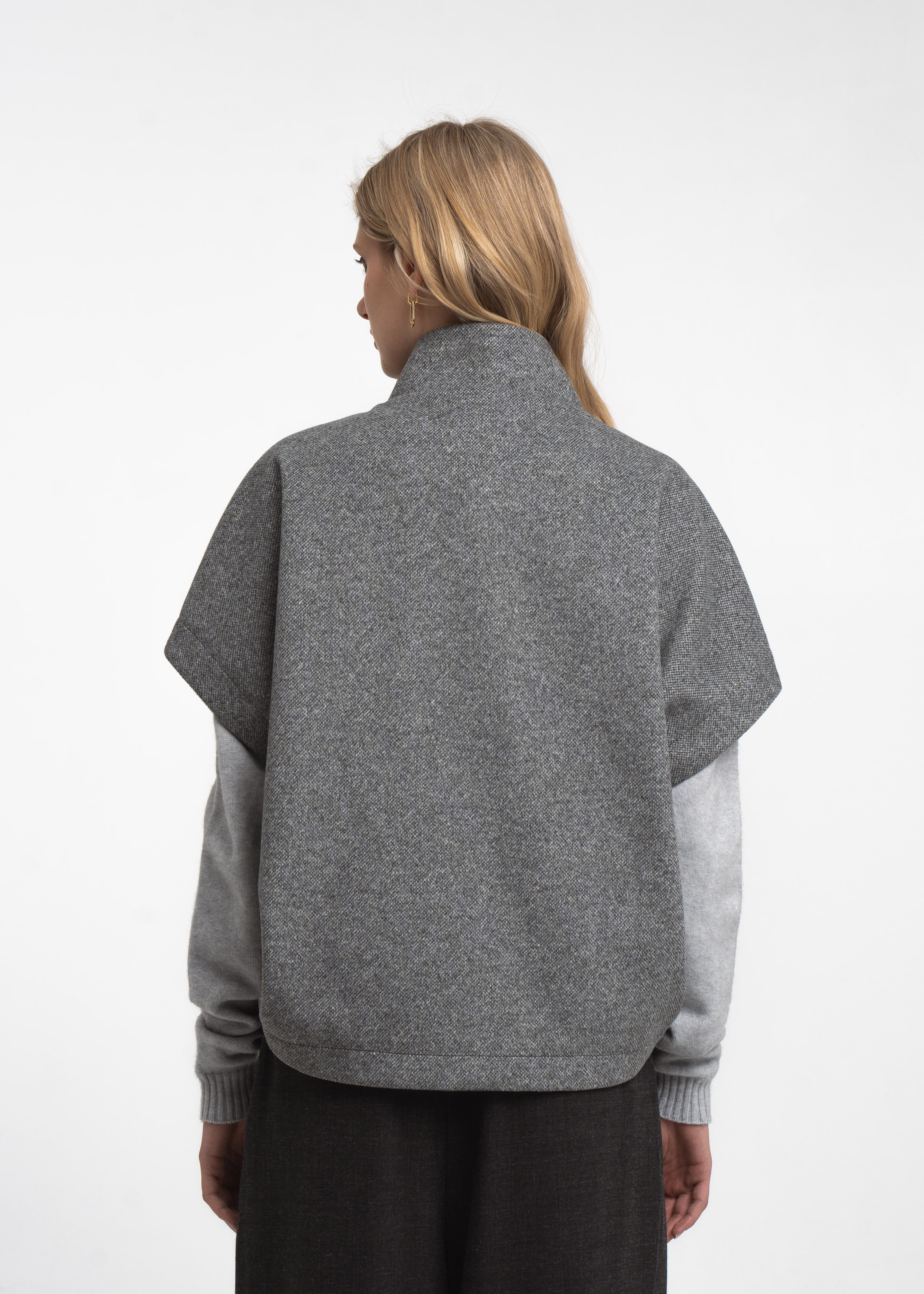 https://cdn.shopify.com/s/files/1/0368/5521/8235/files/jane-lushka-aw26-BDCALV42034-Grigio-medio-04.jpg