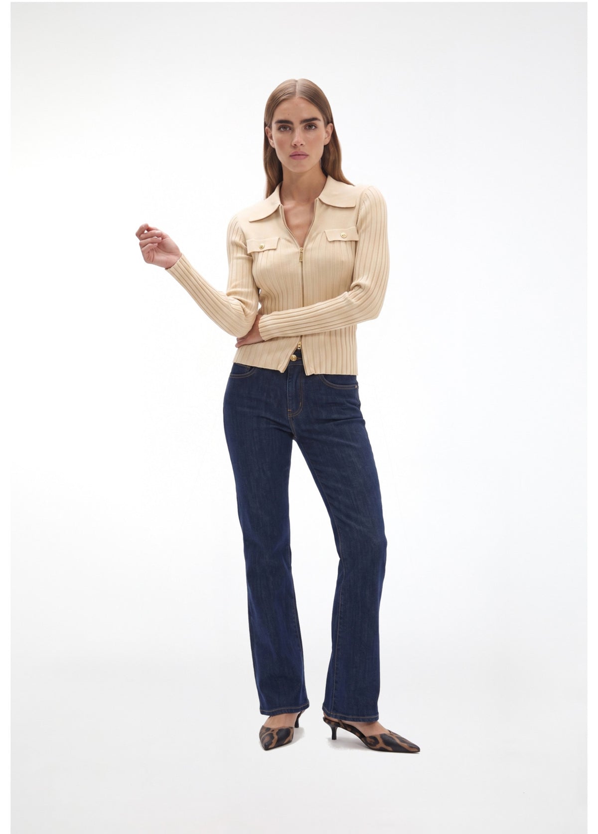 https://media.lolacasademunt.com/79629-thickbox_default/long-jeans-with-embroidery-back-pocket-lc-in-contrast.jpg