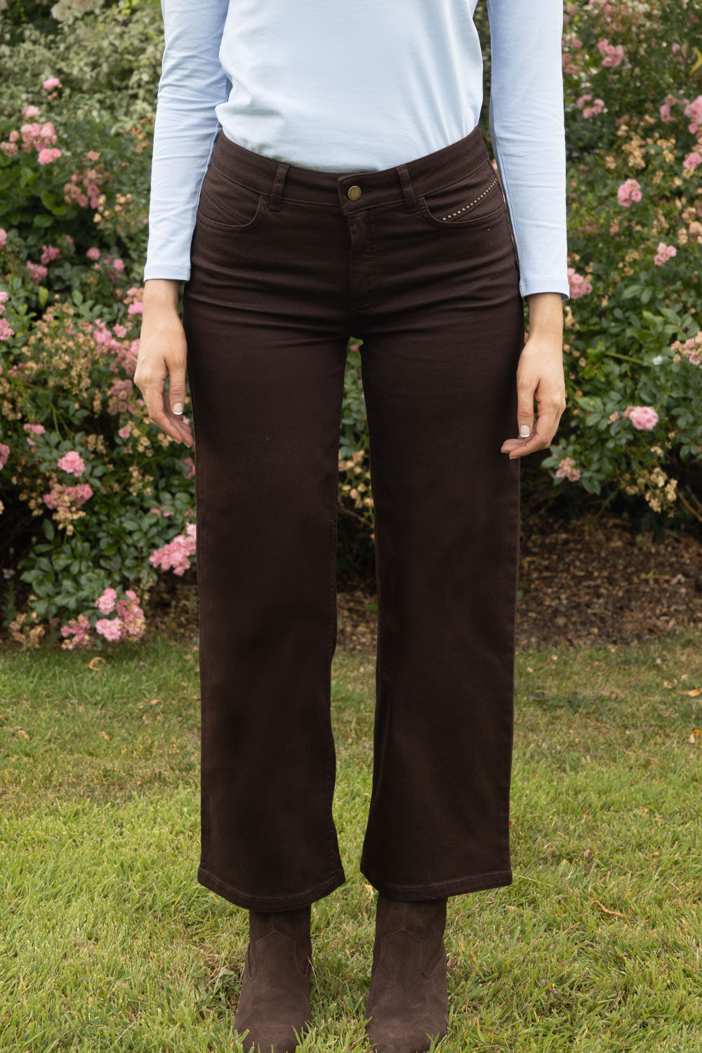https://cdn.shopify.com/s/files/1/0368/5521/8235/files/olives-no2moro-aw26-napoli-brown-denim-10.jpg