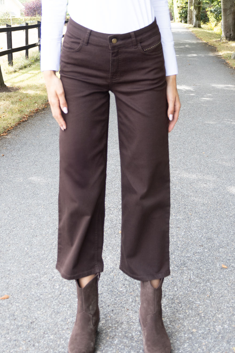 https://cdn.shopify.com/s/files/1/0368/5521/8235/files/olives-no2moro-aw26-napoli-brown-denim-17.jpg