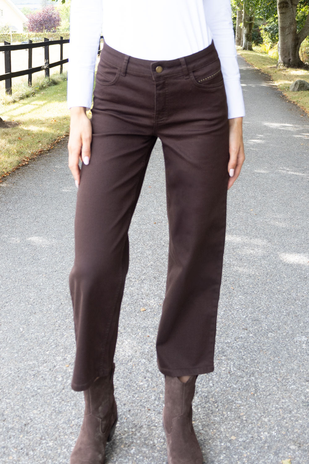 https://cdn.shopify.com/s/files/1/0368/5521/8235/files/olives-no2moro-aw26-napoli-brown-denim-18.jpg