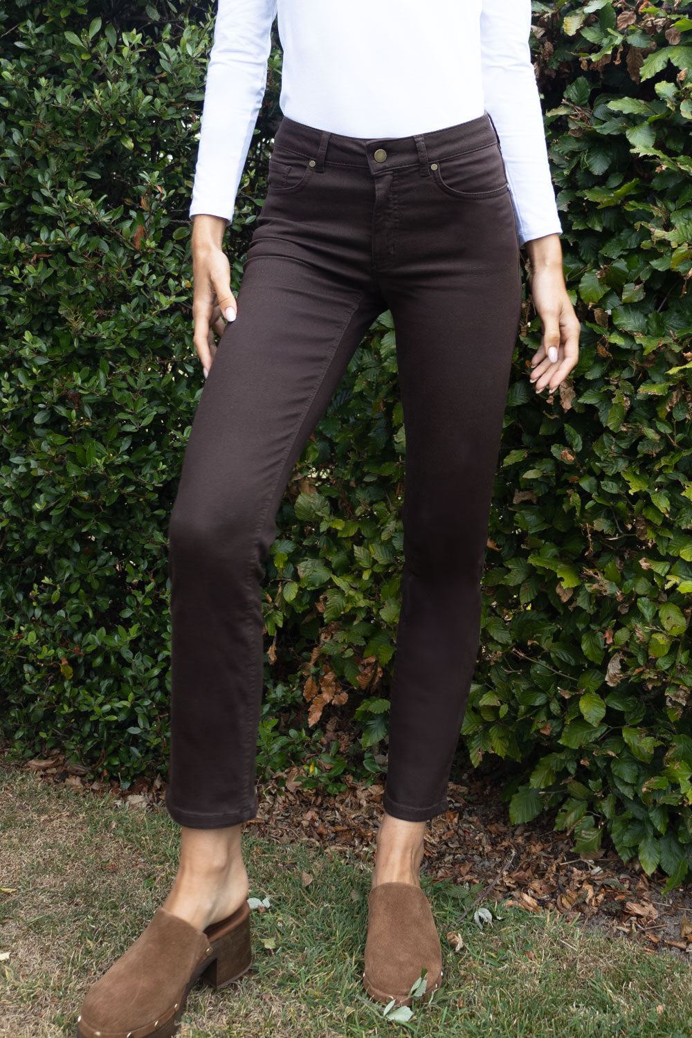 https://cdn.shopify.com/s/files/1/0368/5521/8235/files/olives-no2moro-aw26-sophie-brown-denim-02.jpg